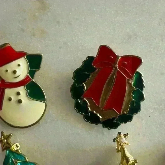 Large set of 12 vintage Christmas brooches some signed circa 60’s, 70’s, 80’s - Picture 12 of 13